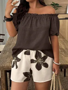 Ensemble d'été deux pièces pour femmes avec haut marron à épaules dénudées et short à fleurs