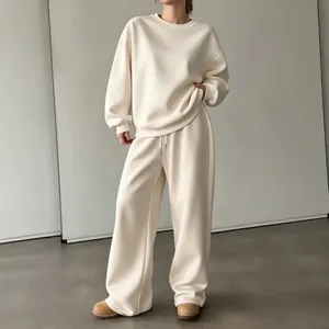 Dettaglio del set felpa oversize e pantaloni larghi color crema da casa per donna.