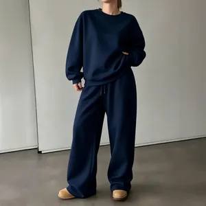 Vista intera del set da casa donna blu navy con felpa girocollo e pantaloni a gamba larga