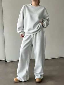 Set completo felpa girocollo grigio chiaro e pantaloni della tuta a gamba larga