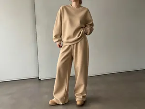 Vista intera di un set da casa beige oversize da donna indossato da una modella.