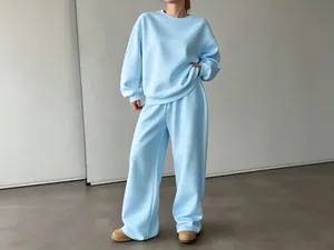 Set due pezzi felpa azzurra e pantaloni della tuta a gamba larga per donna chic