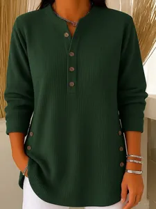 Dunkelgrünes geripptes Damen-Langarmshirt mit Henley-Ausschnitt und dekorativen Knöpfen