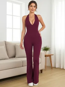 Eleganter burgunderroter Halfter-Jumpsuit mit tiefem V-Ausschnitt und weitem Bein