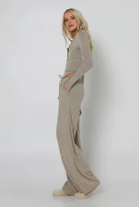 Seitenansicht des gerippten Stricksets für Damen mit Langarmtop und Hose
