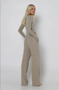 Rückansicht eines gerippten Stricksets für Damen mit Langarm-Top und weiter Hose
