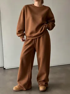 Elegante set felpa marrone oversize e pantaloni a gamba larga da donna autunno