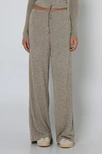 Detailansicht der Damen Rippstrickhose mit weitem Bein aus einem herbstlichen Set