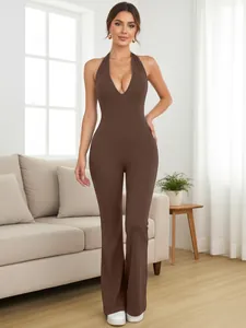 Detail eines braunen Neckholder-Jumpsuits mit tiefem V-Ausschnitt und weitem Beinverlauf