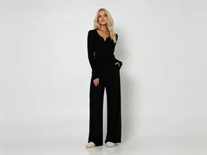 Detailansicht des schwarzen Strick-Loungewear-Sets mit feiner Rippenstruktur