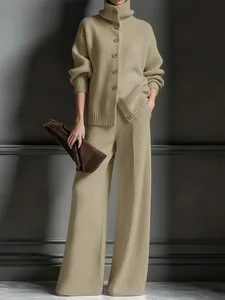 Elegantes Set aus Strickjacke mit Stehkragen und weit geschnittener Hose in Khaki Farbe