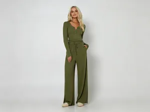 Ganzkörperaufnahme eines olivgrünen Damen-Strick-Sets aus geripptem Stoff am Model