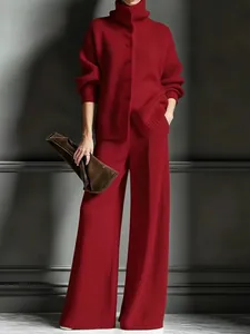 Elegantes rotes Rippstrick-Zweiteiler-Set mit Rollkragen-Cardigan und weiter Hose.