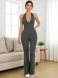 Eleganter dunkelgrauer Neckholder-Jumpsuit mit tiefem V-Ausschnitt und ausgestelltem Bein