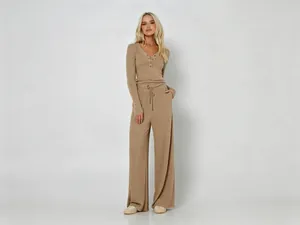 Vorderansicht Model in braunem geripptem Strick-Loungewear-Set mit Henley-Oberteil