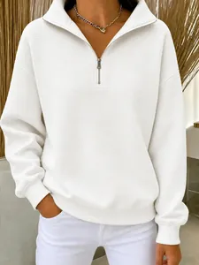Détail d'un sweat-shirt blanc en maille gaufrée avec fermeture éclair quart de style décontracté