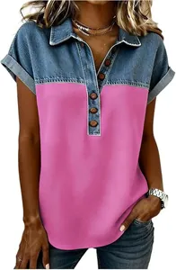 Détail du col en patchwork de denim et de la texture du tissu rose sur ce haut décontracté