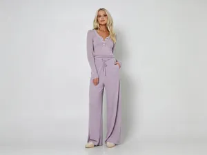 Elegantes lavendelfarbenes Strick-Set mit geripptem Henley-Oberteil und weiter Hose.
