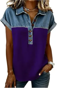 Détail d'un polo décontracté pour femme avec tissu violet et col en jean épissé.