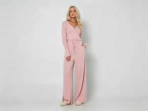 Detailansicht des rosa gerippten Strick-Loungewear-Sets mit Langarm-Oberteil und weiter Hose