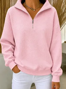 Gros plan détaillé d'un sweat-shirt pour femme en maille gaufrée rose avec col zippé