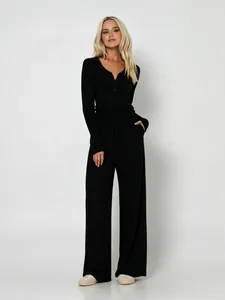 Schwarzes geripptes Lounge-Set mit langärmeligem Henley-Top und modischer weiter Hose.