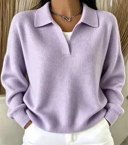 Primo piano dettagliato di un maglione lilla a maglia larga con colletto a polo a coste