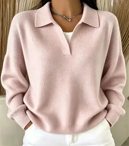 Dettaglio del morbido maglione rosa in maglia con colletto polo casual e vestibilità ampia.