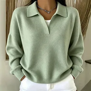 Dettaglio di un maglione in maglia ampia verde salvia con colletto a polo