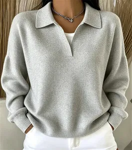 Dettaglio maglione in maglia a coste grigio con vestibilità comoda e colletto a polo