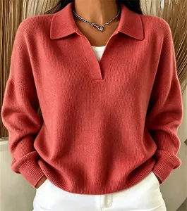Dettaglio del maglione in maglia a coste rosa terracotta da donna con colletto a polo
