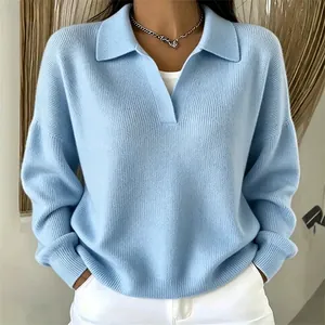 Vista dettagliata del maglione in maglia azzurro da donna con colletto polo casual