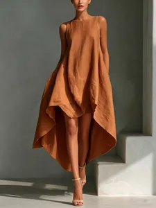 Vue détaillée d'une robe asymétrique sans manches marron-orange montrant la texture.