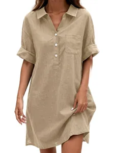 Vista dettagliata di un abito a camicia in lino kaki da donna con colletto e taschino