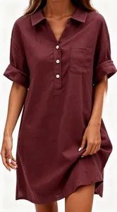 Dettaglio abito a camicia bordeaux in cotone e lino con scollo a V e bottoni sul davanti.