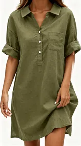 Dettaglio di un abito a camicia in lino verde oliva con colletto e taschino frontale.