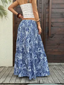 Detailansicht der Rückseite eines blau-weißen Paisley-Maxirocks für den Sommer