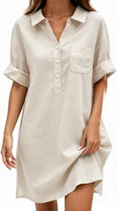Vista dettagliata di un abito a camicia in lino beige con colletto e taschino
