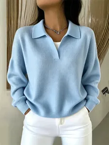 Maglione da donna in maglia a coste celeste con colletto a polo e vestibilità morbida casual.