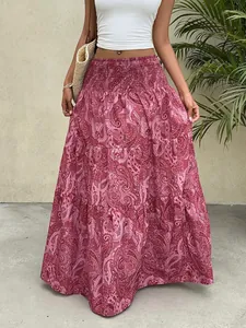 Frau im rosa Paisley-Stufen-Maxirock mit hoher Taille in sommerlicher Urlaubsatmosphäre