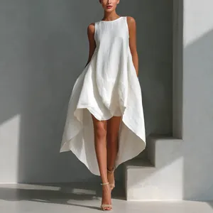 Robe blanche élégante sans manches avec ourlet asymétrique pour la mode d'été.