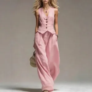 Vue complète élégante d'un ensemble rose avec gilet et pantalon large sur un mannequin.