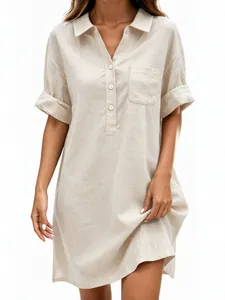 Elegante abito a camicia in lino beige da donna con colletto a rever e maniche corte.