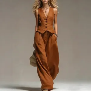 Vue complète d'un élégant ensemble deux pièces gilet marron cognac et pantalon large