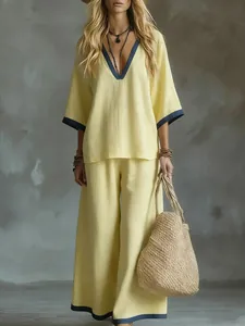 Completo giallo donna in cotone lino con top scollo a V e pantaloni larghi bordo blu