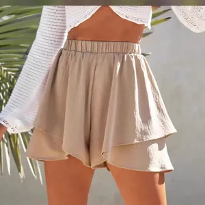 Vue détaillée du short beige pour femme à taille haute et à volants