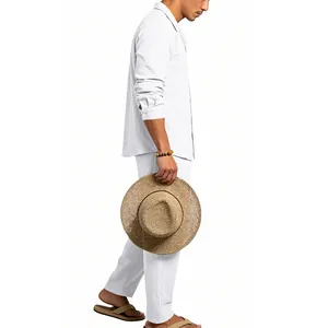 Vue de côté de l'ensemble chemise et pantalon en lin blanc respirant pour hommes