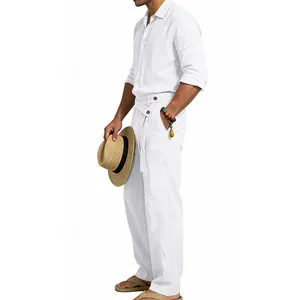Vue complète de l'ensemble chemise et pantalon en lin blanc pour homme