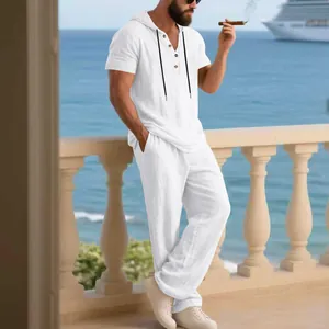 Vista dettagliata del set da spiaggia in lino bianco da uomo con felpa e pantaloni