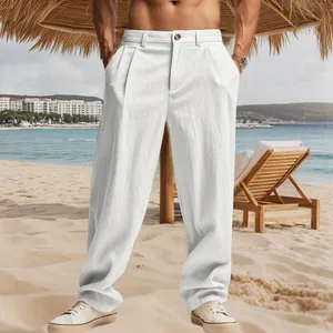 Dettaglio dei pantaloni di lino bianchi larghi e traspiranti da uomo sulla spiaggia